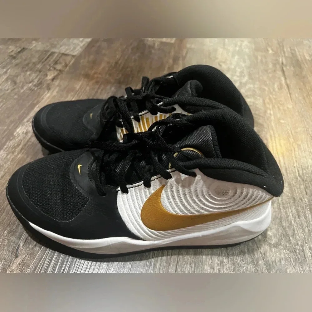 Nike Boys Team Hustle White Black Gold Sneaker Shoes
